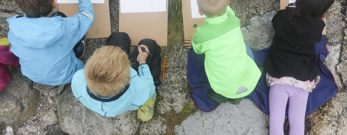 Børn tegner ude i naturen