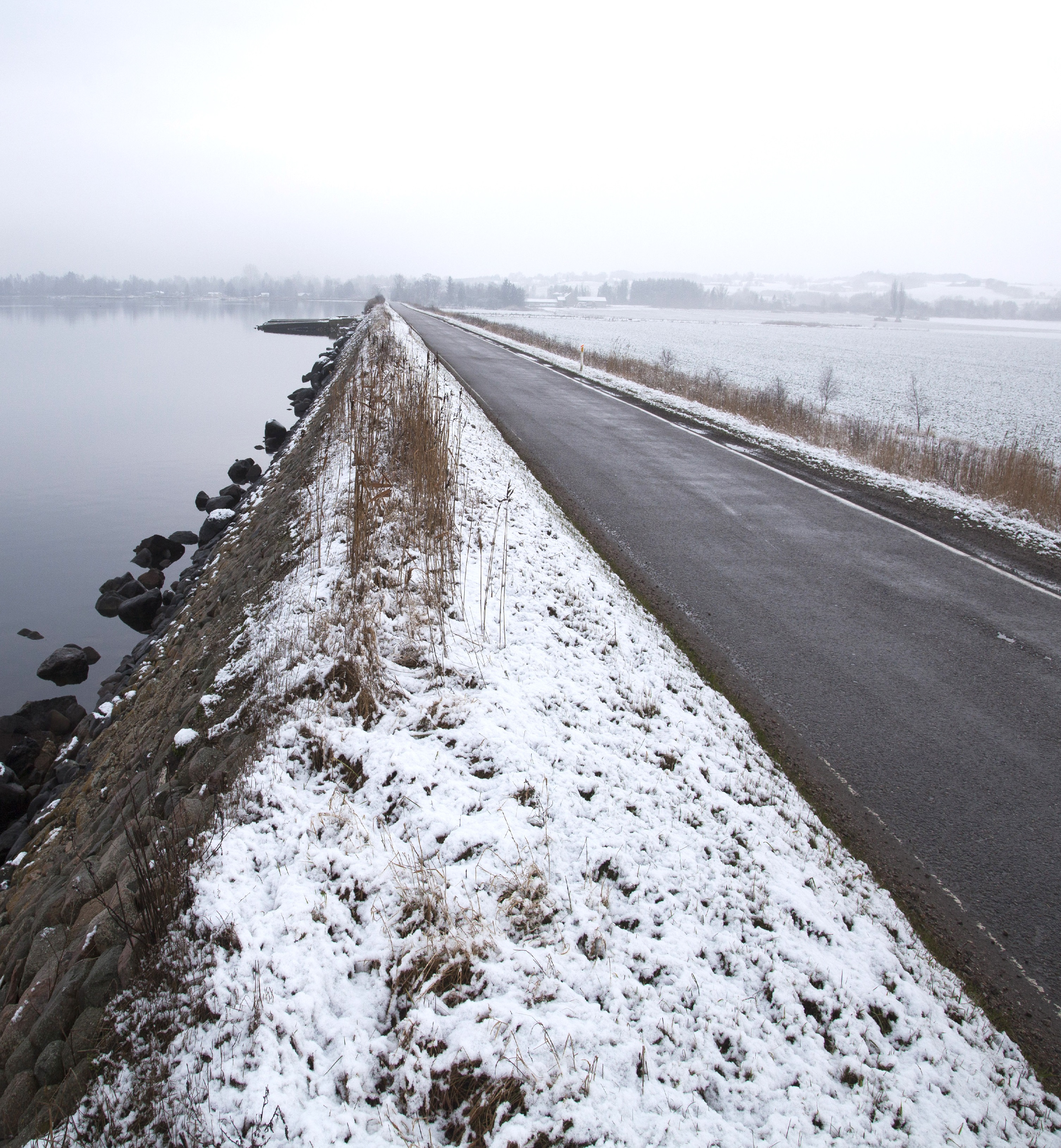 Vej på Sidingedæmningen - det er frostvejr, let diset og der ligger sne på mark og i rabat