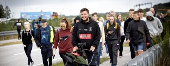 March mod ensomhed - en gruppe mennesker, mest unge, går på en vej