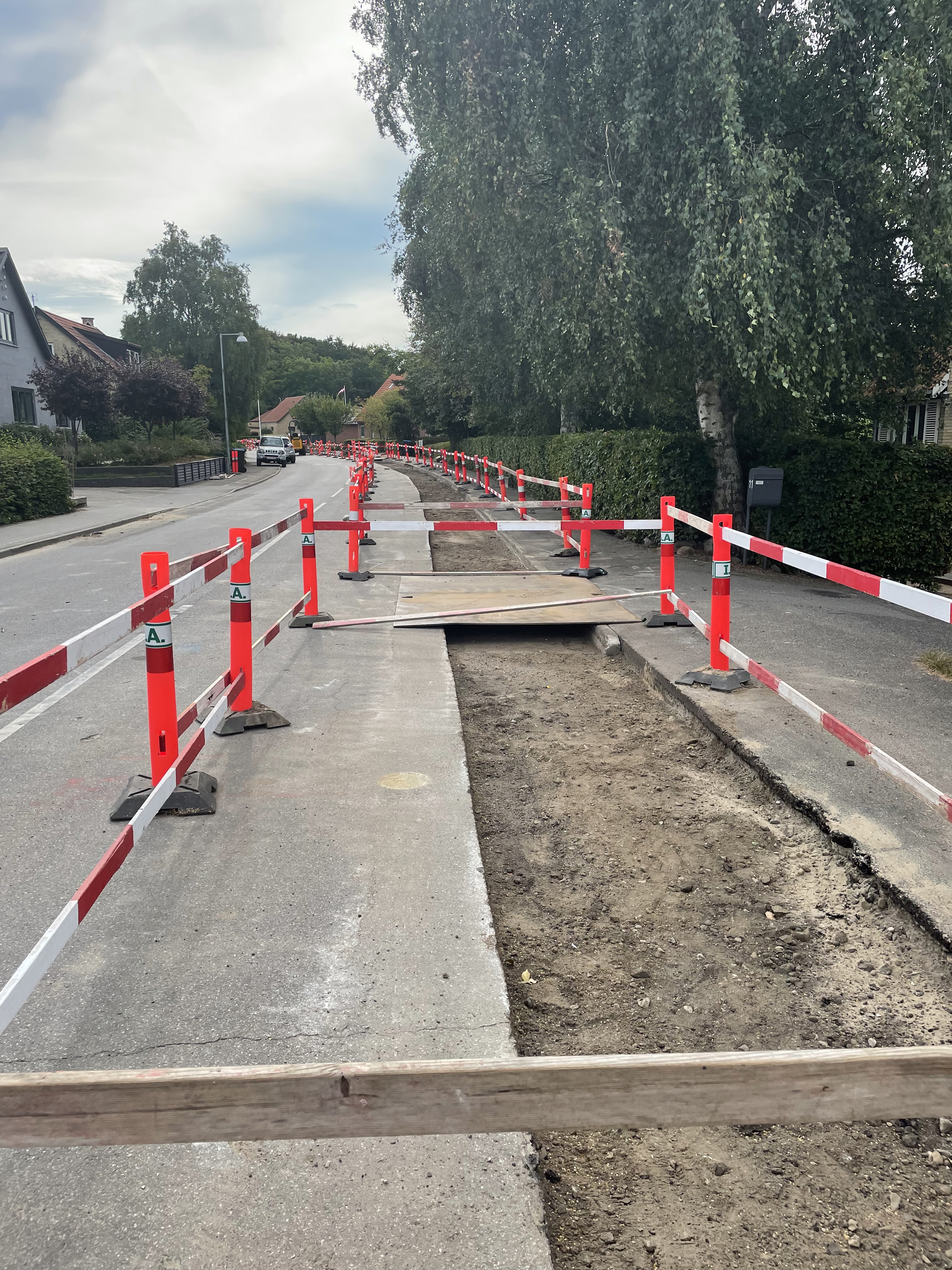 Vejarbejde i Højby - massiv afspærring på en vej hvor der er åbent ned til grusunderlaget i forbindelse med ledningsarbejdet