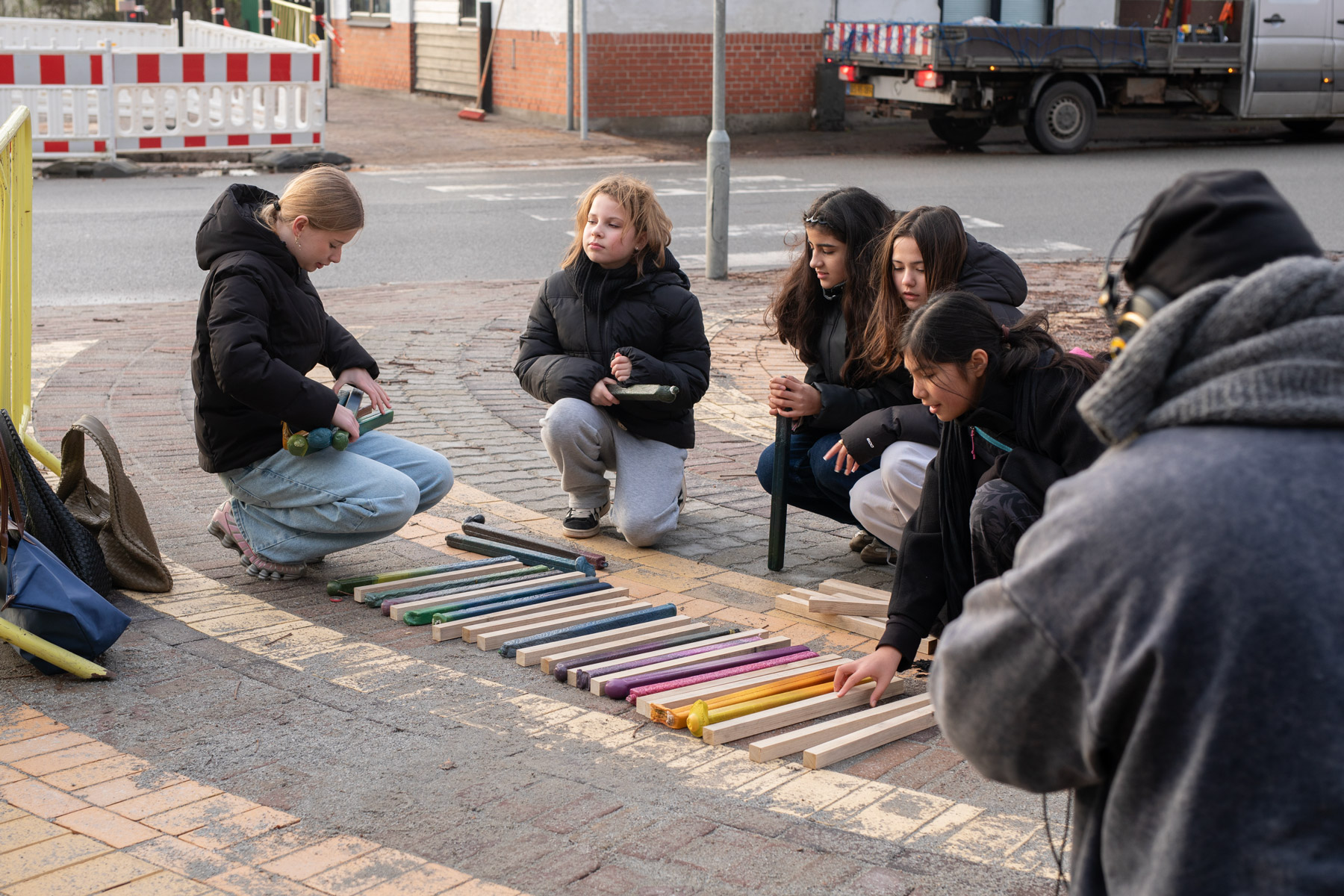 En gruppe skoleelever kigger på materialer til de nye bænke på Asnæs Station