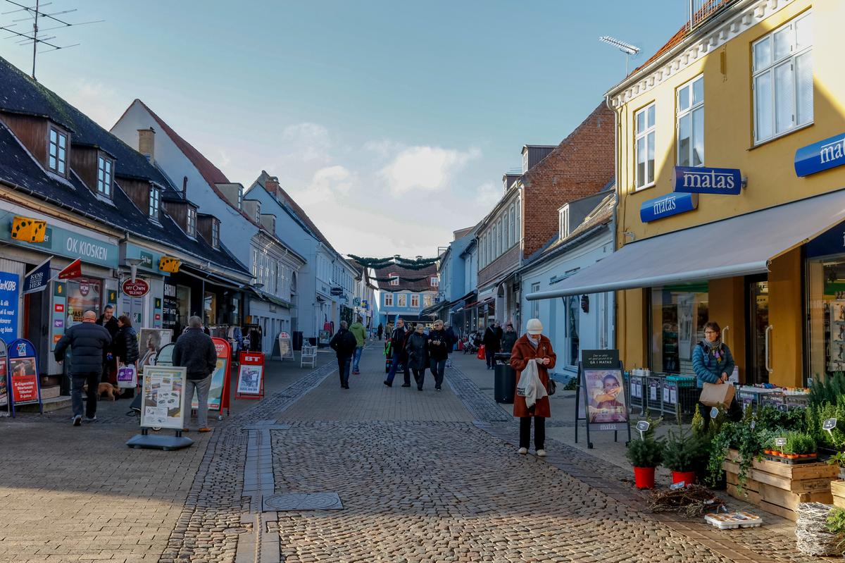 Algade i Nykøbing, mennesker med overtøj ved en grøntbod