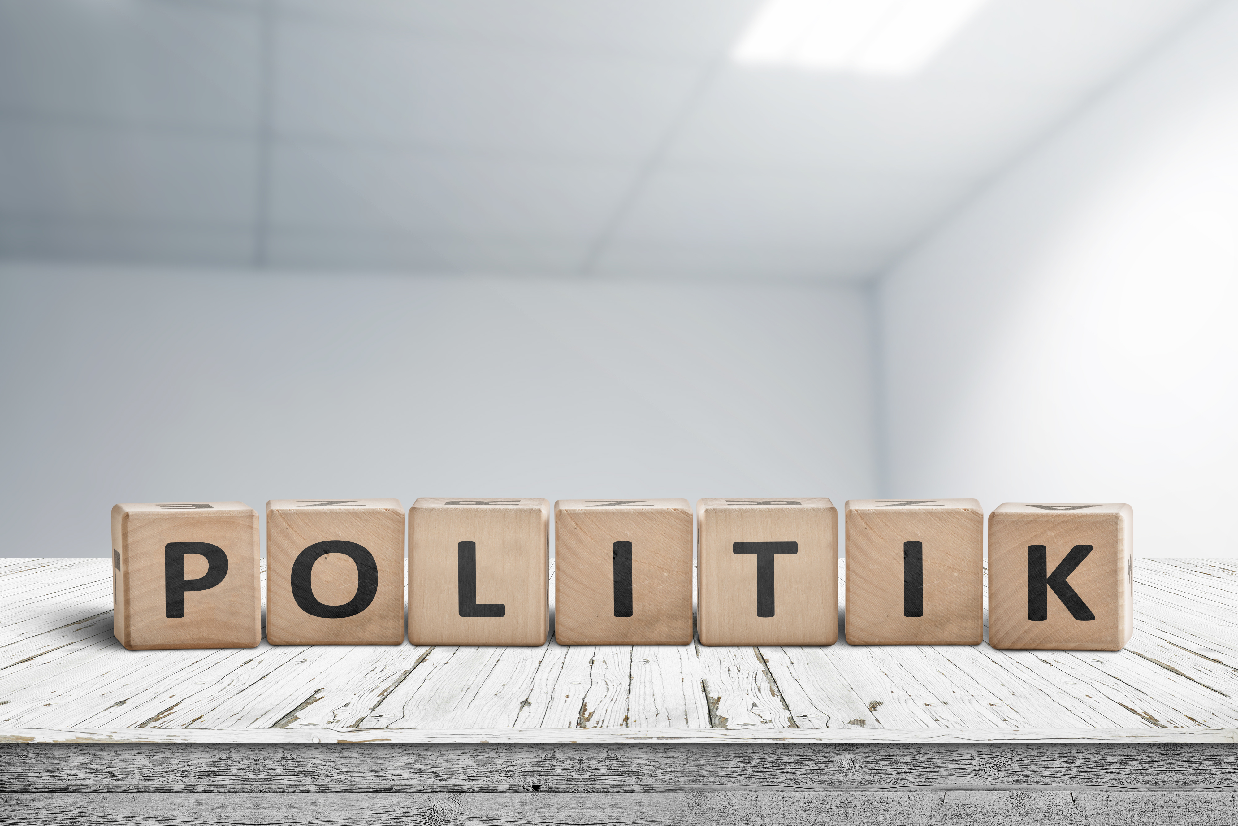 Ordet politik skrevet med træklodser