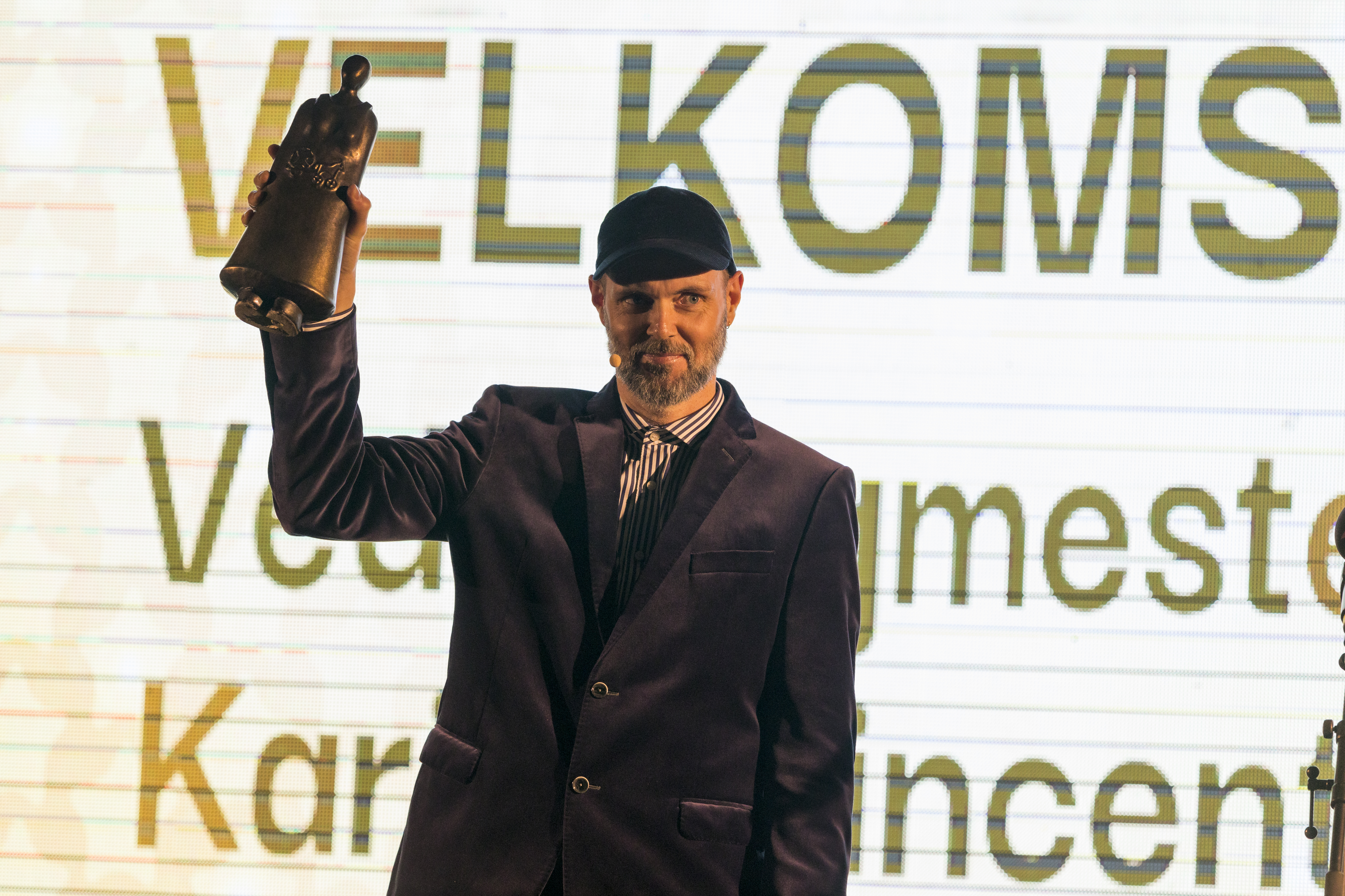 Konferencier Leiv Arne Kjøllmoen med Gerda-statuette