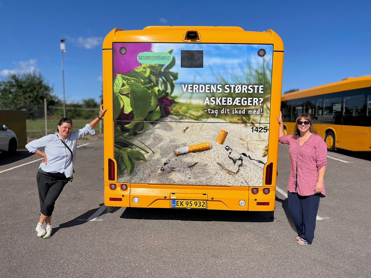 Reklame bag på bussen opfordrer til ikke at smide skodder i naturen